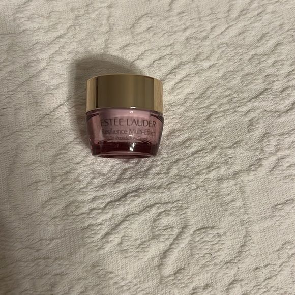 Estée Lauder - Picture 4 of 6